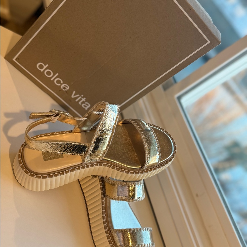 Dolce Vita Metallic Crinkle Gold / Buckle Strap Sandals - size 8 / brand new - Picture 3 of 6